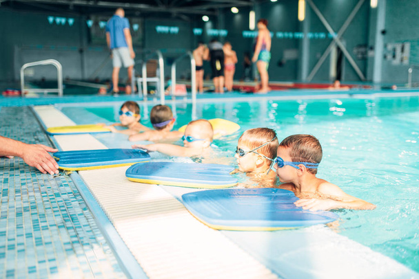 oktató táblák adva a medence fiúk - Fotó, kép