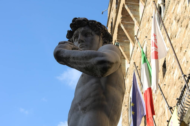 Michelangelo 'nun David heykelinin mavi gökyüzüne karşı kopyası, Floransa, Italya - Fotoğraf, Görsel