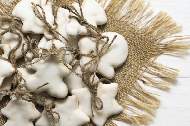Joulu evästeet sokeri-jauhe ja sokeri-lasite valkoinen puinen tausta
 - Valokuva, kuva