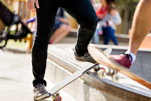 Teenage boy skateboarding outdoors - Foto, afbeelding