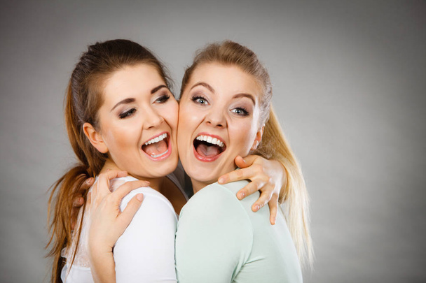 Twee gelukkige vrienden vrouwen knuffelen - Foto, afbeelding