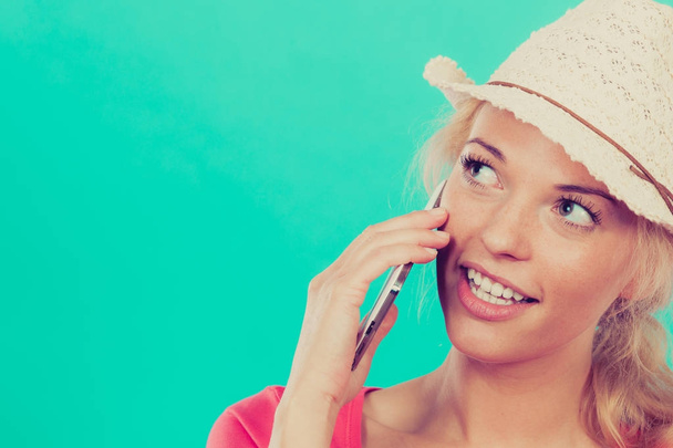 Tourist woman with sun hat talking on phone - Foto, imagen