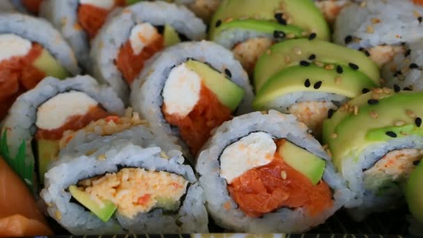 Video panorámica de un plato de deliciosos y frescos rollos de sushi preparados con ingredientes crudos y cocidos 1080 HD
 - Metraje, vídeo