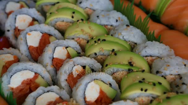 Video de un plato de rollos de sushi con ingredientes crudos y cocidos 1080p HD
 - Metraje, vídeo