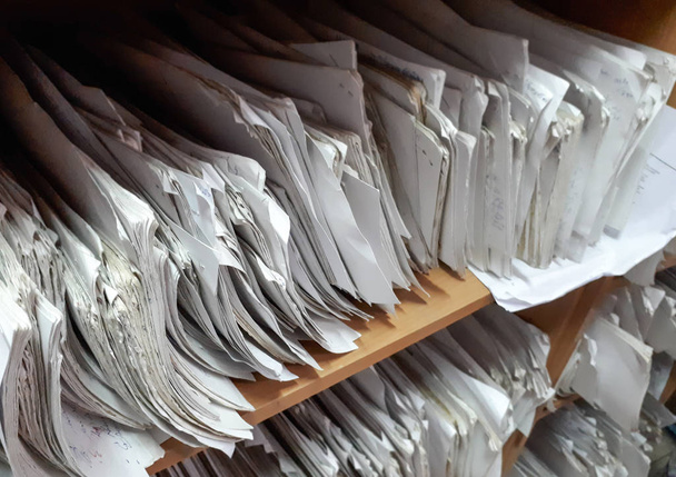 Шафа, повна паперових файлів
 - Фото, зображення