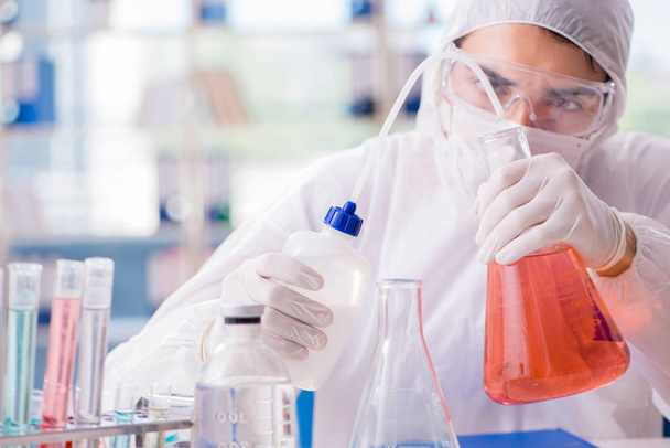 Químico que trabaja en el laboratorio con productos químicos peligrosos - Foto, Imagen