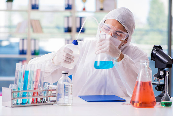 Chemist working in the laboratory with hazardous chemicals - Foto, Imagen