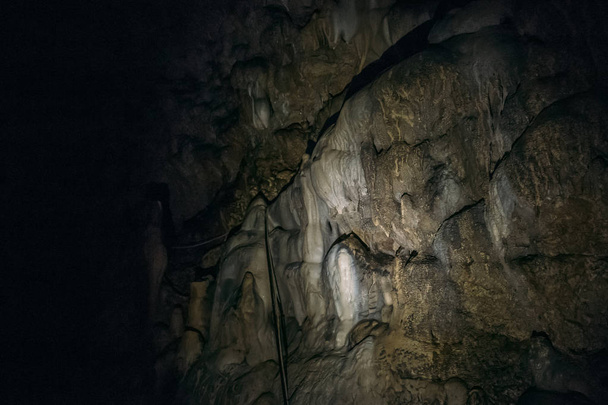 Formations de chaux sur les murs de la grotte
 - Photo, image