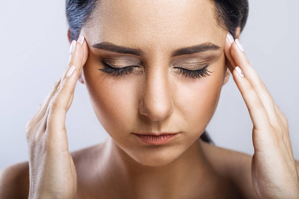 Kipu. Väsynyt uupunut stressaantunut nainen kärsii vahvasta silmästä P
 - Valokuva, kuva