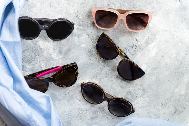 Gafas de sol de moda diferentes
 - Foto, imagen