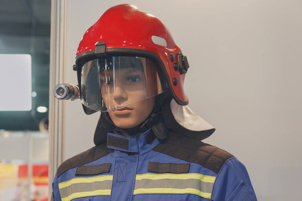 Maniken no capacete e na forma de um socorrista. Indústria
 - Foto, Imagem