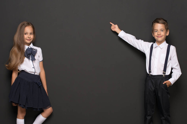  kinderen gekleed in school uniform poseren - Foto, afbeelding