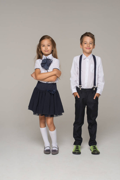  kinderen gekleed in school uniform poseren - Foto, afbeelding