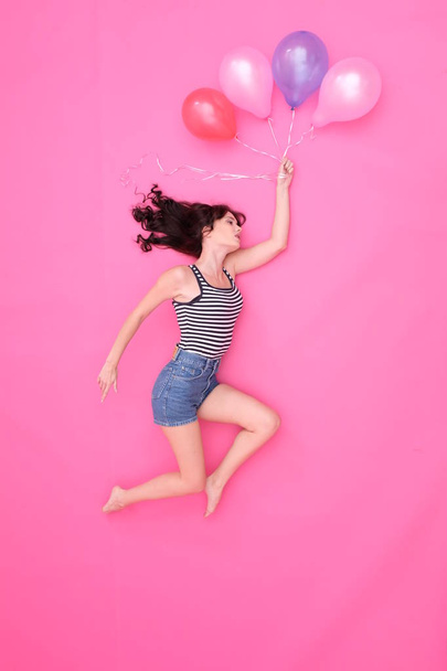 Όμορφο κορίτσι παίζει με μπαλόνια. - Φωτογραφία, εικόνα