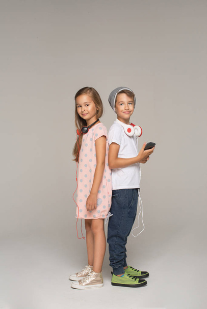 kız ve erkek kulaklık ve akıllı telefonlar ile - Fotoğraf, Görsel