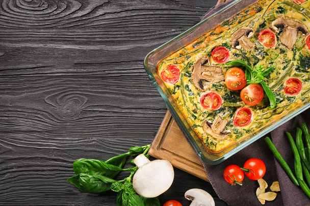 Spinach frittata in baking dish  - Foto, afbeelding