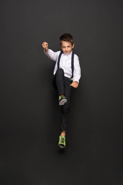 Junge in Schuluniform - Foto, Bild