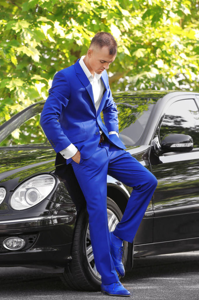 Young businessman near car - Foto, imagen