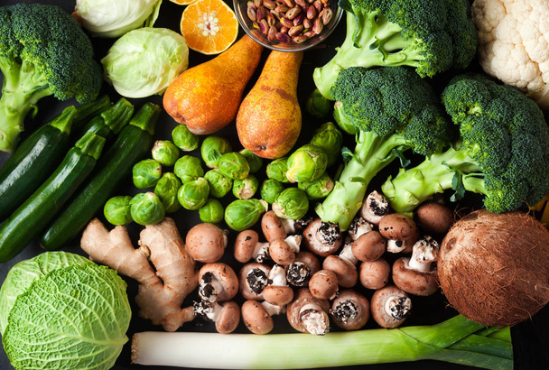 Куча свежих и спелых овощей, фруктов и грибов. Продукты питания
 - Фото, изображение