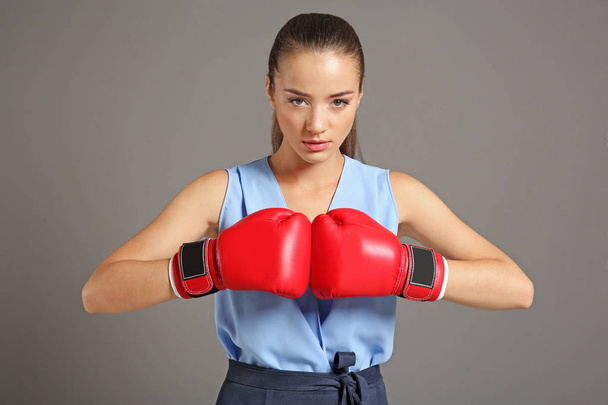 Young woman in boxing gloves - Foto, afbeelding