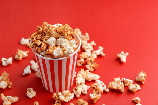 Cup with tasty caramel popcorn - Foto, immagini