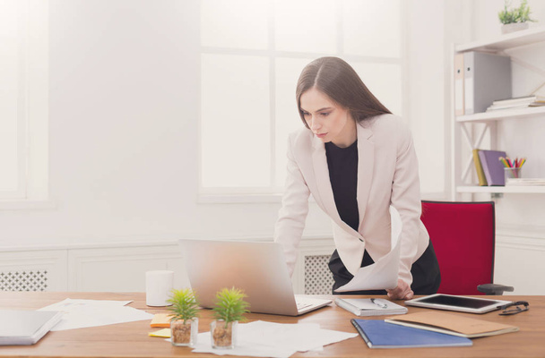 Biznes kobieta pracuje na laptopie w biurze - Zdjęcie, obraz
