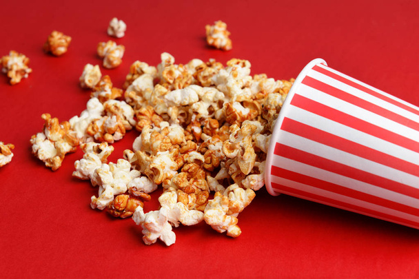 Paper cup with caramel popcorn - Foto, afbeelding
