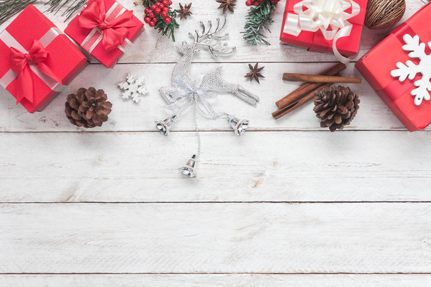 Merry Christmas dekorasyon ve mutlu yeni yıl süsleri kavramı görünümünü yukarıda. Temel fark modern rustik ahşap beyaz zemin üzerine evde stüdyo Ofis Masası nesneleri. Cam Ren geyiği ile öğeleri. - Fotoğraf, Görsel