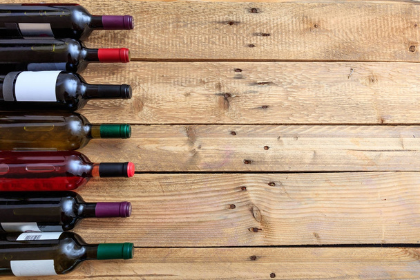 Bottiglie di vino su sfondo di legno, vista dall'alto, spazio copia
 - Foto, immagini