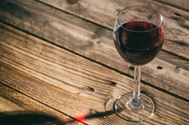 Bicchiere di vino rosso su sfondo di legno
 - Foto, immagini