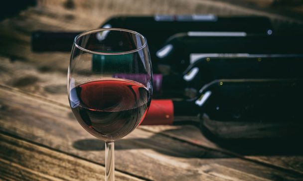 Red wine glass on wooden background - Foto, Imagen