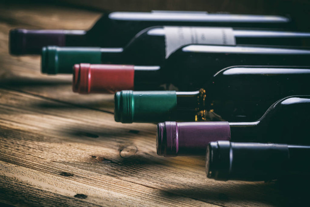 Ahşap arka planda şarap şişeleri - Fotoğraf, Görsel