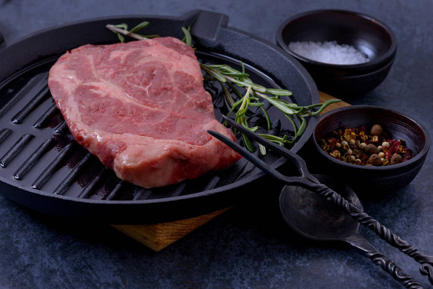 Stek wołowy mięso na patelni grill - Zdjęcie, obraz