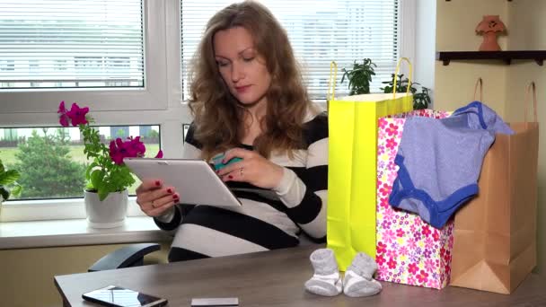 těhotná žena online nákup - Záběry, video