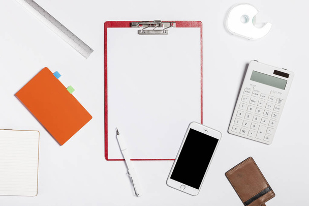 libreta de notas (portapapeles) y suministros de oficina con dispositivos desitales en el escritorio aislados
 - Foto, imagen