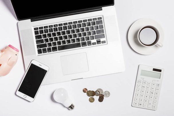 Цифровые устройства и офисные принадлежности на столе изолированы
 - Фото, изображение