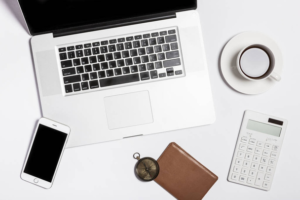 Цифровые устройства и офисные принадлежности на столе изолированы
 - Фото, изображение