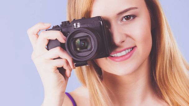 Femme blonde avec caméra sur bleu
 - Photo, image
