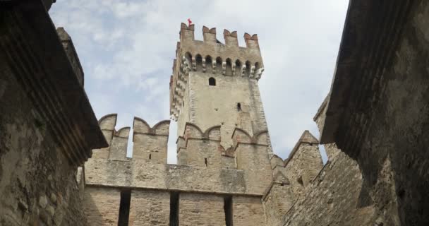 Zamek w Sirmione, średniowiecznej twierdzy w starożytnej miejscowości Sirmione. Jezioro Garda, Włochy. - Materiał filmowy, wideo