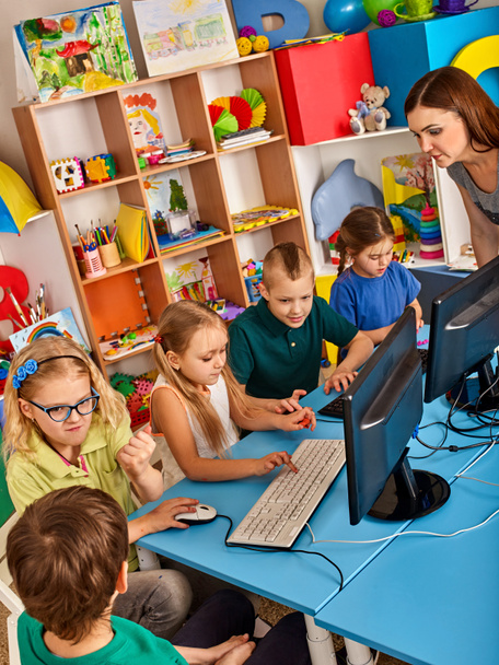 Children computer class us for education and video game. - Zdjęcie, obraz