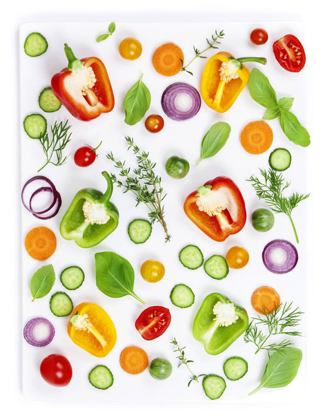 Свежие органические овощи изолированы на белом фоне, вид сверху
 - Фото, изображение