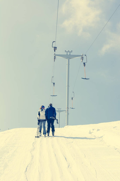 Пара верхом на лыжном подъемнике
. - Фото, изображение