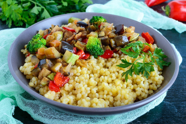 Leichtes, gesundes veganes Gericht: Couscous und Gemüse - Foto, Bild