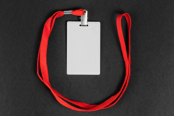 Carte d'identité / icône vide avec une ceinture orange sur fond noir
.  - Photo, image
