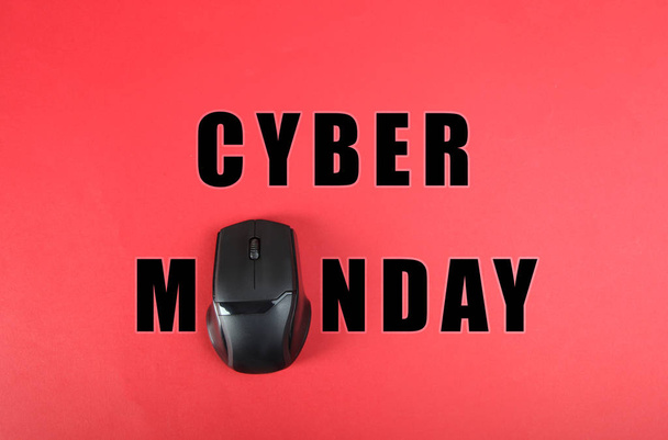 mysz komputerowa i napis "Cyber poniedziałek"  - Zdjęcie, obraz