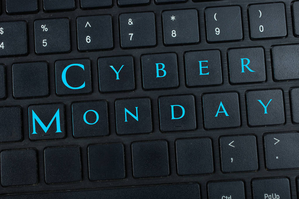  inscripción "Cyber Monday" en el teclado
  - Foto, imagen