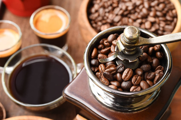 kopje koffie en koffiebonen in de koffiemolen  - Foto, afbeelding
