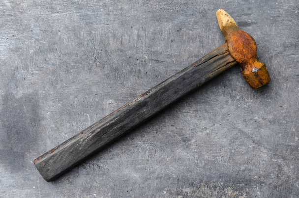 старый ржавый молоток на сером деревянном фоне
 - Фото, изображение