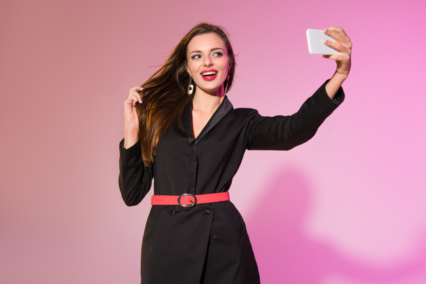 woman taking selfie on smartphone - Φωτογραφία, εικόνα