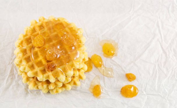 Waffle cookies and sweet honey - Foto, Imagen